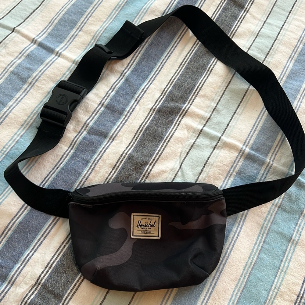 Herschel Camo crossbody fanny hip pack gray black